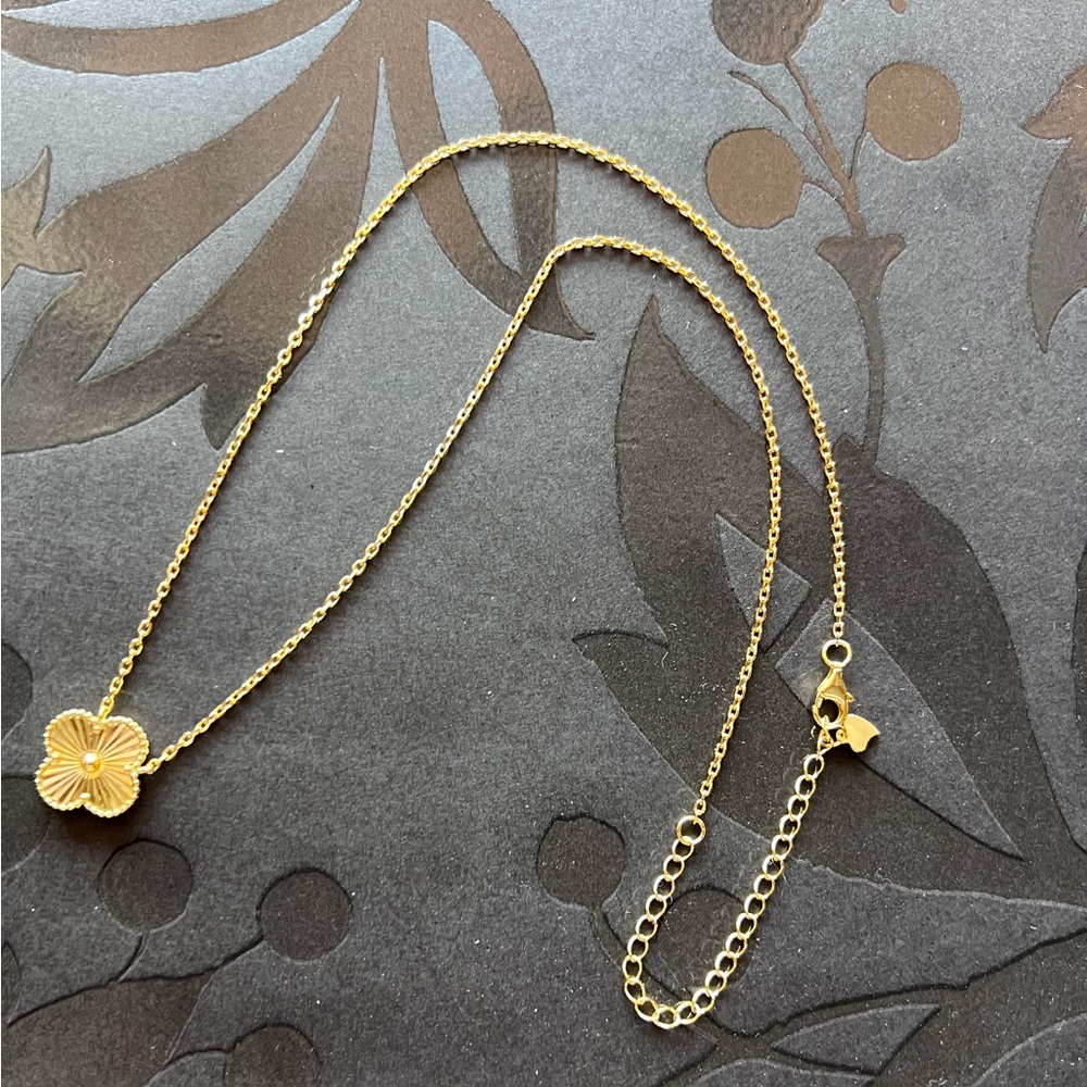 Gold clover necklace